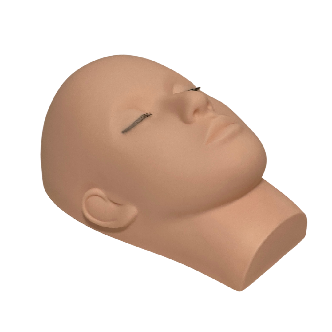 Übungskopf mit simulierten 3-reihigen Naturwimpern Übungskopf mit simulierten 3-reihigen Naturwimpern